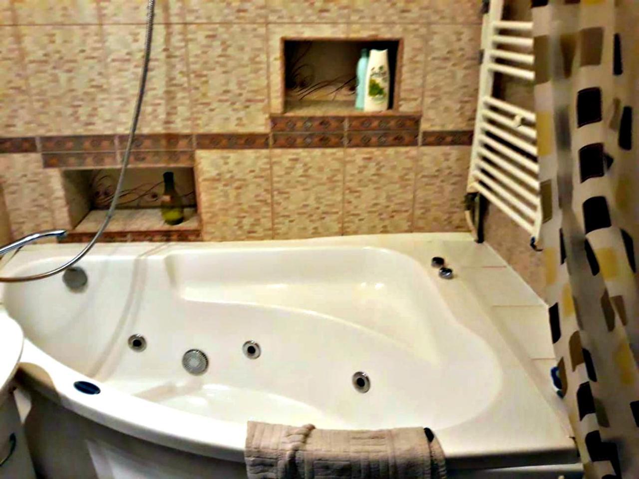 Apartment In The Historical City Center Chernivtsi Ngoại thất bức ảnh